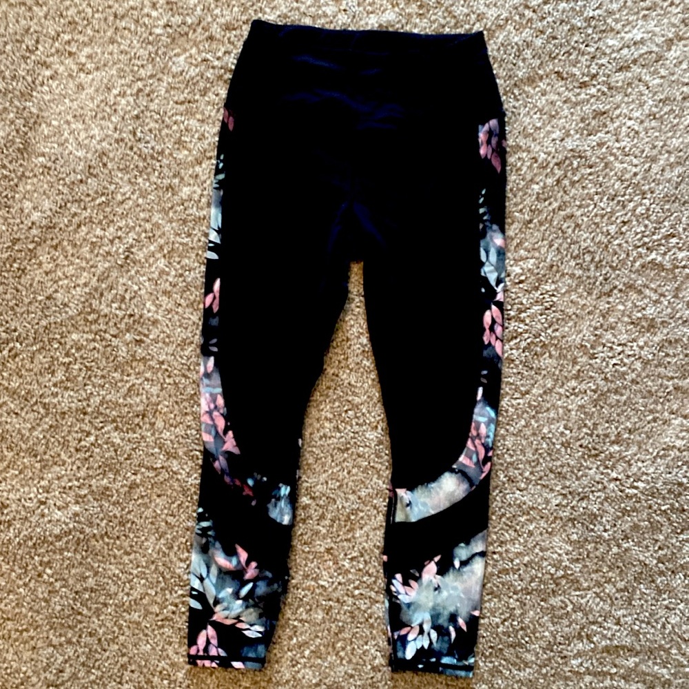 NEVER WORN Sketchers workout leggings. Small. Black with floral accents.